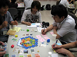 画像ギャラリー No.010のサムネイル画像 / デジタルゲーム開発者を対象に，ボードゲームのデザインを考えるワークショップ開催。講師は“あの”鈴木銀一郎氏