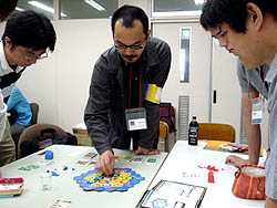 画像ギャラリー No.013のサムネイル画像 / デジタルゲーム開発者を対象に，ボードゲームのデザインを考えるワークショップ開催。講師は“あの”鈴木銀一郎氏