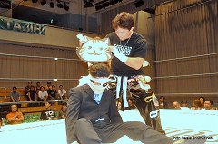 画像ギャラリー No.008のサムネイル画像 / SMASH.19の会場で「信長の野望 Online」×「のぶニャがの野望」“髪切デスマッチ”がついに決着。ニャラキヒロシゲ氏が落ち武者（？）になった断髪式の模様をレポート