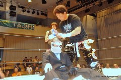 画像ギャラリー No.011のサムネイル画像 / SMASH.19の会場で「信長の野望 Online」×「のぶニャがの野望」“髪切デスマッチ”がついに決着。ニャラキヒロシゲ氏が落ち武者（？）になった断髪式の模様をレポート