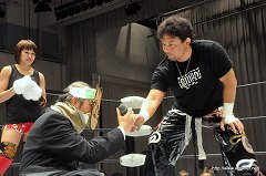 画像ギャラリー No.013のサムネイル画像 / SMASH.19の会場で「信長の野望 Online」×「のぶニャがの野望」“髪切デスマッチ”がついに決着。ニャラキヒロシゲ氏が落ち武者（？）になった断髪式の模様をレポート