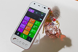 画像ギャラリー No.039のサムネイル画像 / ソフトバンクモバイル，2012年冬・2013年春モデルのスマートフォンを発表。全機種が下り最大110Mbpsの通信方式「AXGP」こと「SoftBank 4G」に対応