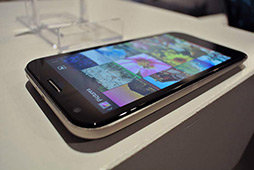 画像ギャラリー No.005のサムネイル画像 / ASUS，タブレットにもなるAndroidスマートフォン「PadFone 2」を発表。2012年内に日本国内で発売される予定