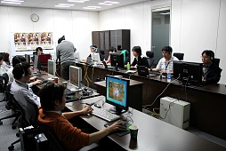 画像ギャラリー No.001のサムネイル画像 / 「FEZ」でスクウェア・エニックスとゲームポットが激突!?　バリスタ情報なども飛び出したイベント「会社対抗タイニーバンクェット」レポート