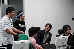 画像ギャラリー No.009のサムネイル画像 / 「FEZ」でスクウェア・エニックスとゲームポットが激突!?　バリスタ情報なども飛び出したイベント「会社対抗タイニーバンクェット」レポート