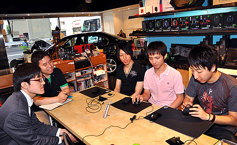 画像ギャラリー No.001のサムネイル画像 / KeNNy，uNleashed & fumio×MSY。「ゲーマー視点でRazer Mambaを評価する」座談会レポートを掲載