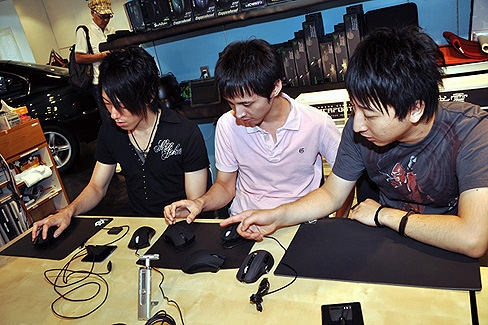 画像ギャラリー No.040のサムネイル画像 / KeNNy，uNleashed & fumio×MSY。「ゲーマー視点でRazer Mambaを評価する」座談会レポートを掲載