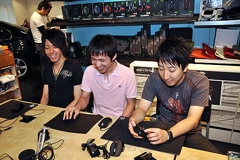 画像ギャラリー No.046のサムネイル画像 / KeNNy，uNleashed & fumio×MSY。「ゲーマー視点でRazer Mambaを評価する」座談会レポートを掲載