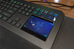 画像ギャラリー No.003のサムネイル画像 / Razer，液晶タッチパッド搭載のキーボード「DeathStalker Ultimate」を国内初公開。その特徴をムービーで紹介してみる