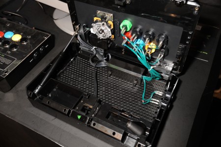 画像ギャラリー No.008のサムネイル画像 / アーケードスティックの新星，RazerのXbox 360用アーケードスティックはいかにして生まれ，どこを目指すのか。Razerの担当者に聞いてみた