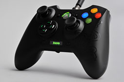 画像ギャラリー No.001のサムネイル画像 / Razer，Xbox 360＆PC向けの多ボタン＆高機能ゲームパッド「Sabertooth」を発表。さっそく使ってみた 