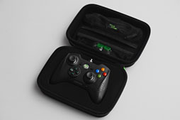 画像ギャラリー No.004のサムネイル画像 / Razer，Xbox 360＆PC向けの多ボタン＆高機能ゲームパッド「Sabertooth」を発表。さっそく使ってみた 