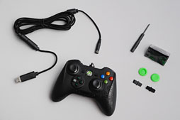 画像ギャラリー No.006のサムネイル画像 / Razer，Xbox 360＆PC向けの多ボタン＆高機能ゲームパッド「Sabertooth」を発表。さっそく使ってみた 
