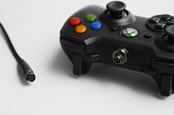 画像ギャラリー No.008のサムネイル画像 / Razer，Xbox 360＆PC向けの多ボタン＆高機能ゲームパッド「Sabertooth」を発表。さっそく使ってみた 