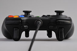 画像ギャラリー No.010のサムネイル画像 / Razer，Xbox 360＆PC向けの多ボタン＆高機能ゲームパッド「Sabertooth」を発表。さっそく使ってみた 