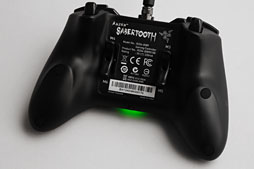 画像ギャラリー No.012のサムネイル画像 / Razer，Xbox 360＆PC向けの多ボタン＆高機能ゲームパッド「Sabertooth」を発表。さっそく使ってみた 