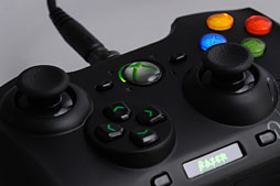画像ギャラリー No.018のサムネイル画像 / Razer，Xbox 360＆PC向けの多ボタン＆高機能ゲームパッド「Sabertooth」を発表。さっそく使ってみた 