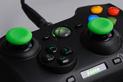 画像ギャラリー No.019のサムネイル画像 / Razer，Xbox 360＆PC向けの多ボタン＆高機能ゲームパッド「Sabertooth」を発表。さっそく使ってみた 