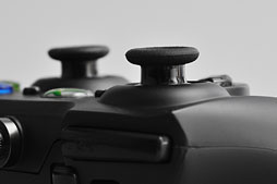 画像ギャラリー No.020のサムネイル画像 / Razer，Xbox 360＆PC向けの多ボタン＆高機能ゲームパッド「Sabertooth」を発表。さっそく使ってみた 