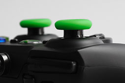 画像ギャラリー No.021のサムネイル画像 / Razer，Xbox 360＆PC向けの多ボタン＆高機能ゲームパッド「Sabertooth」を発表。さっそく使ってみた 