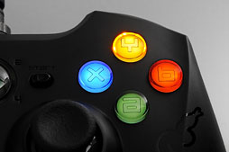 画像ギャラリー No.022のサムネイル画像 / Razer，Xbox 360＆PC向けの多ボタン＆高機能ゲームパッド「Sabertooth」を発表。さっそく使ってみた 