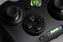 画像ギャラリー No.023のサムネイル画像 / Razer，Xbox 360＆PC向けの多ボタン＆高機能ゲームパッド「Sabertooth」を発表。さっそく使ってみた 