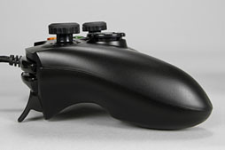 画像ギャラリー No.026のサムネイル画像 / Razer，Xbox 360＆PC向けの多ボタン＆高機能ゲームパッド「Sabertooth」を発表。さっそく使ってみた 