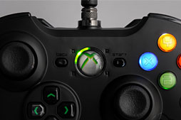 画像ギャラリー No.027のサムネイル画像 / Razer，Xbox 360＆PC向けの多ボタン＆高機能ゲームパッド「Sabertooth」を発表。さっそく使ってみた 