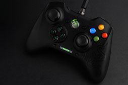 画像ギャラリー No.028のサムネイル画像 / Razer，Xbox 360＆PC向けの多ボタン＆高機能ゲームパッド「Sabertooth」を発表。さっそく使ってみた 