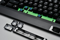 画像ギャラリー No.032のサムネイル画像 / 「Razer BlackWidow Ultimate 2013」を試す。青軸採用のゲーマー向けキーボードは，2013年モデルで何が変わったか