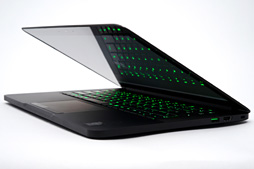 画像ギャラリー No.002のサムネイル画像 / 「Razer Blade（2014）」ファーストインプレッション。ついに日本へやってきたRazer印のノートPCは薄くて熱い!?