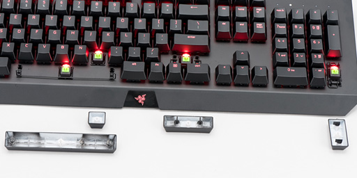 画像ギャラリー No.010のサムネイル画像 / 「Razer BlackWidow X Chroma」英語配列モデルを試す。「X」付きのBlackWidowは，従来モデルと何が違うのか