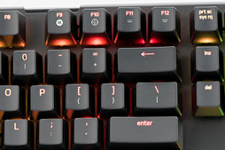 画像ギャラリー No.037のサムネイル画像 / 「Razer BlackWidow X Chroma」英語配列モデルを試す。「X」付きのBlackWidowは，従来モデルと何が違うのか