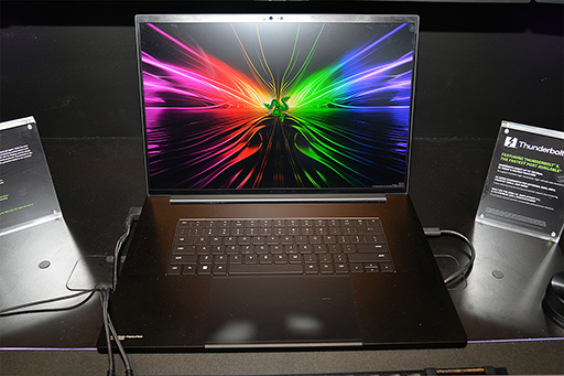 画像ギャラリー No.001のサムネイル画像 / Thunderbolt 5搭載の「Razer Blade 18」で4K×3画面でのゲームプレイが可能に？ CES 2024のRazerブースをレポート