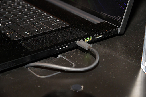 画像ギャラリー No.003のサムネイル画像 / Thunderbolt 5搭載の「Razer Blade 18」で4K×3画面でのゲームプレイが可能に？ CES 2024のRazerブースをレポート