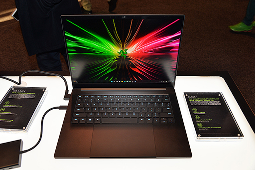 画像ギャラリー No.009のサムネイル画像 / Thunderbolt 5搭載の「Razer Blade 18」で4K×3画面でのゲームプレイが可能に？ CES 2024のRazerブースをレポート
