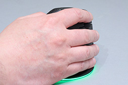 画像ギャラリー No.004のサムネイル画像 / Razerから来た縦型マウス「Pro Click V2 Vertical」は，ゲームで実用的に使えるのか？【レビュー】
