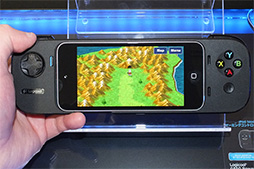 画像ギャラリー No.003のサムネイル画像 / iPhoneでのゲーム体験が大きく変わる？ iPhone 5s＆5用ゲームパッド「G550」ファーストインプレッション。Apple Storeでは12月13日に先行発売