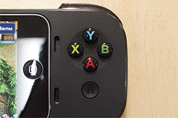 画像ギャラリー No.005のサムネイル画像 / iPhoneでのゲーム体験が大きく変わる？ iPhone 5s＆5用ゲームパッド「G550」ファーストインプレッション。Apple Storeでは12月13日に先行発売