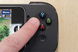 画像ギャラリー No.006のサムネイル画像 / iPhoneでのゲーム体験が大きく変わる？ iPhone 5s＆5用ゲームパッド「G550」ファーストインプレッション。Apple Storeでは12月13日に先行発売