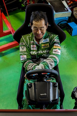 画像ギャラリー No.002のサムネイル画像 / Logicool G，土屋圭一氏とVRレースゲームで対戦するイベントを11月14日に秋葉原e-Sports  SQUAREで開催