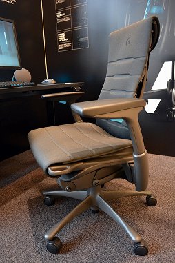 画像ギャラリー No.010のサムネイル画像 / ハーマンミラー直営店で聞く，20万円超えの椅子がゲーマーに向いている理由。良い姿勢で座らないと，血行が悪くなってゲームプレイに悪影響？