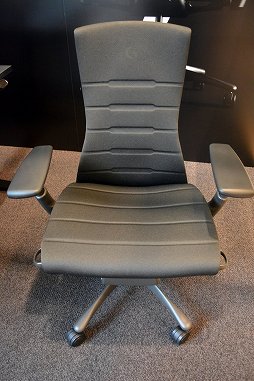 画像ギャラリー No.011のサムネイル画像 / ハーマンミラー直営店で聞く，20万円超えの椅子がゲーマーに向いている理由。良い姿勢で座らないと，血行が悪くなってゲームプレイに悪影響？