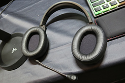 画像ギャラリー No.003のサムネイル画像 / HyperX，Qi充電機能付きのヘッドセットやスマートフォン用グリップをCES 2020で発表。実機を写真でチェックしてみよう