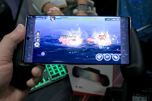 画像ギャラリー No.016のサムネイル画像 / HyperX，Qi充電機能付きのヘッドセットやスマートフォン用グリップをCES 2020で発表。実機を写真でチェックしてみよう