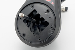 画像ギャラリー No.007のサムネイル画像 / HW短評：Thrustmaster「TH8A Add-On Shifter」（1）ステアリングコントローラ用の別売りシフトユニットを取り付けてみる