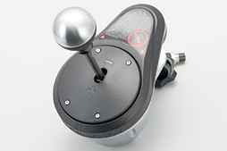 画像ギャラリー No.008のサムネイル画像 / HW短評：Thrustmaster「TH8A Add-On Shifter」（1）ステアリングコントローラ用の別売りシフトユニットを取り付けてみる
