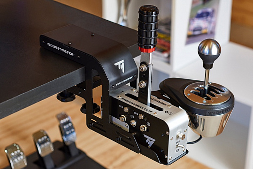 画像ギャラリー No.002のサムネイル画像 / Thrustmaster，Sparcroとのコラボモデルとなる「ステアリングコントローラ用ハンドブレーキ」単品を発売。税込約4万3000円