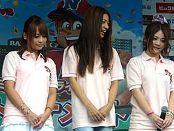 画像ギャラリー No.007のサムネイル画像 / 優勝者は始球式のマウンドに！ 「プロ野球 ファミスタ オンライン 2010」全国トーナメント決勝戦が西武ドームで開催