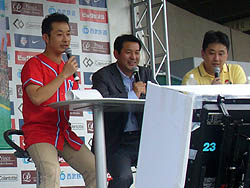 画像ギャラリー No.009のサムネイル画像 / 優勝者は始球式のマウンドに！ 「プロ野球 ファミスタ オンライン 2010」全国トーナメント決勝戦が西武ドームで開催